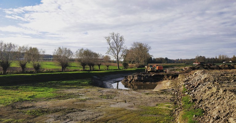 Moubeek, aanleg spaarbekken bij landbouwer