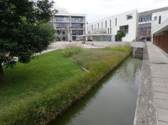 De Vliet ‘De Gracht’ doorkruist de binnentuin van de gerenoveerde site het Clarenhof © VMM 