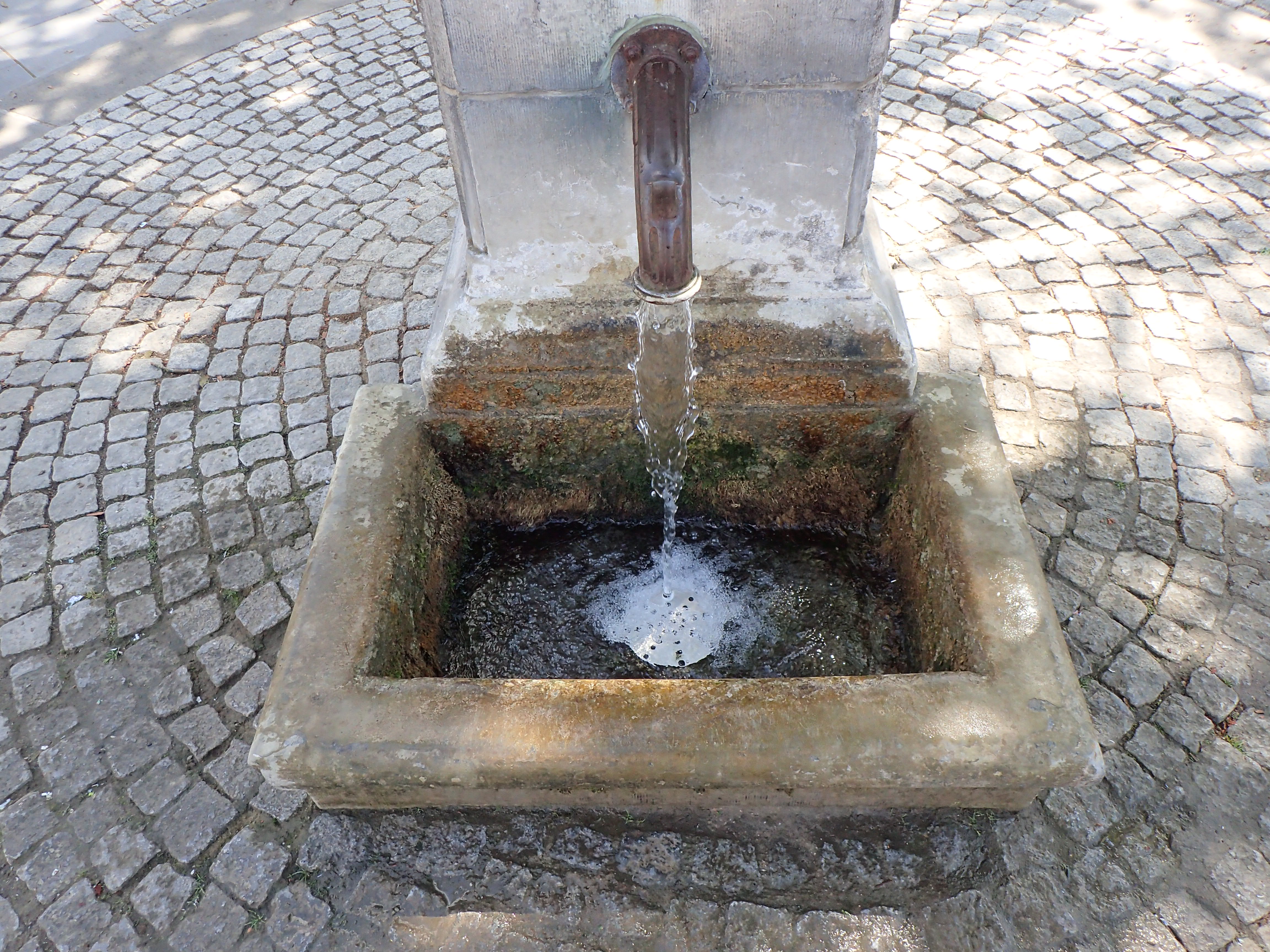 bronnetjes nog aangesloten op riolering (centrum Huldenberg)