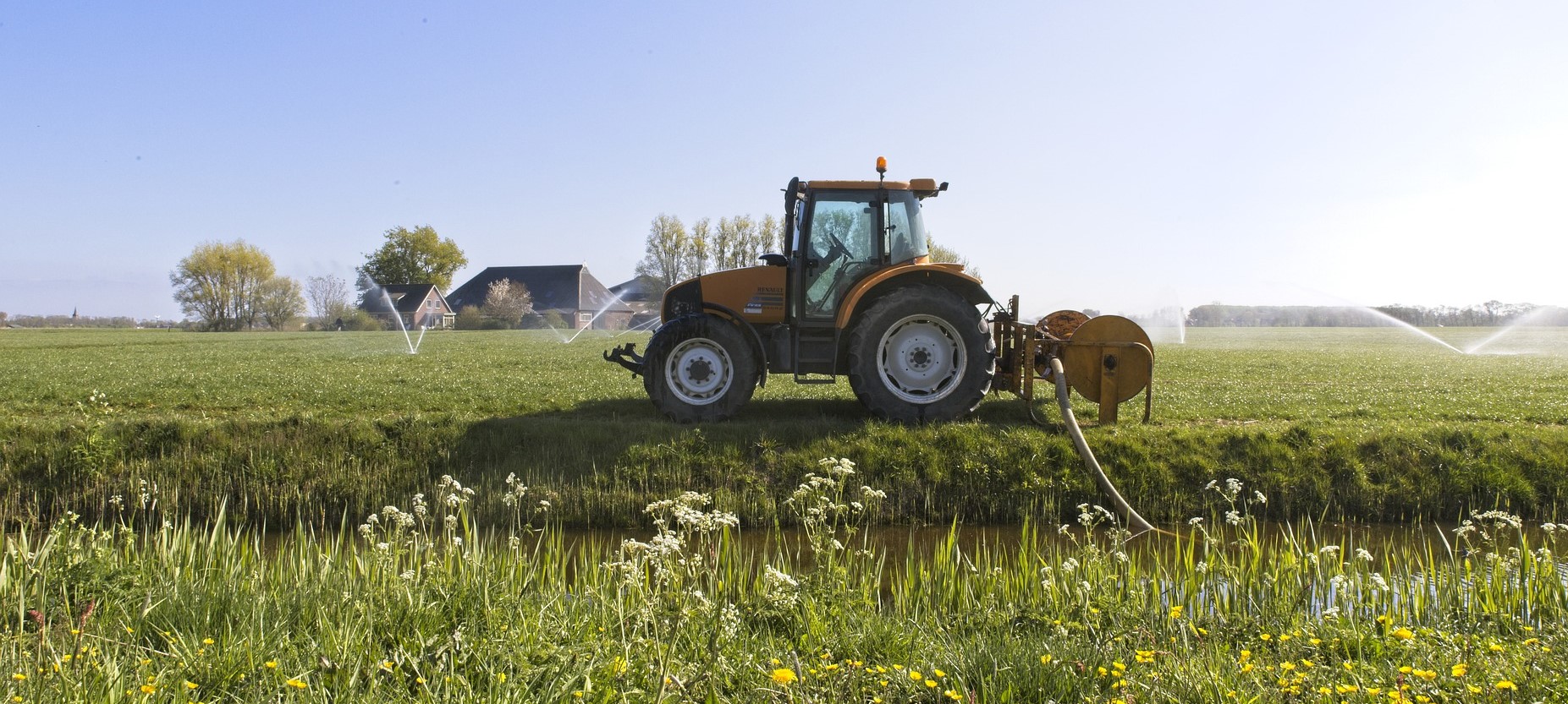 2021 - Droogte: sproeien tractor