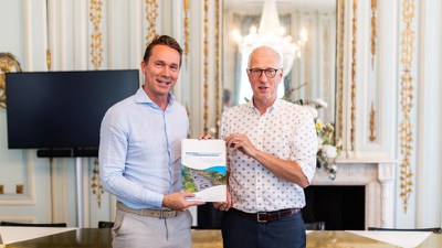 Overhandiging van het rapport door voorzitter Hans Bruyninckx aan minister Jo Brouns Overhandiging van het rapport door voorzitter Hans Bruyninckx aan minister Jo Brouns