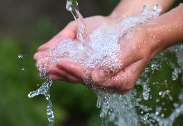 water in handen